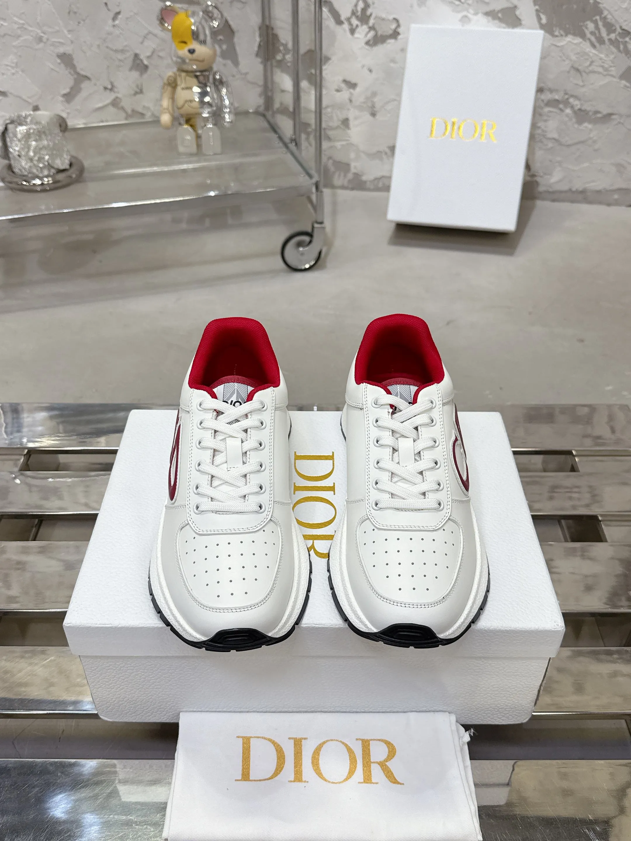 Factory price 680💰 Top version! ! ! Dior Dior's latest Run'n'Dior series, couple's thick-soled casual sneakers, originally purchased, developed and manufactured. This Run'n'Dior reinterprets sports style with an elegant and fashionable shape. The upper is crafted from white mesh fabric and features the Christian Dior Paris signature on the laces and heel. The exquisite two-color sole is light and soft, which can add a high-end temperament to all kinds of casual looks. Exquisite packaging at the delivery counter 🛍📦 ▪️Fabric: Original customized imported first-layer cowhide ▪️Inner lining: Imported original lining ▪️Sole: Original molded non-slip TPU material ▪️Size: Women's 35-41 / Men's 39-46 (Female 40 41 / Men's 38.45.46 customized)